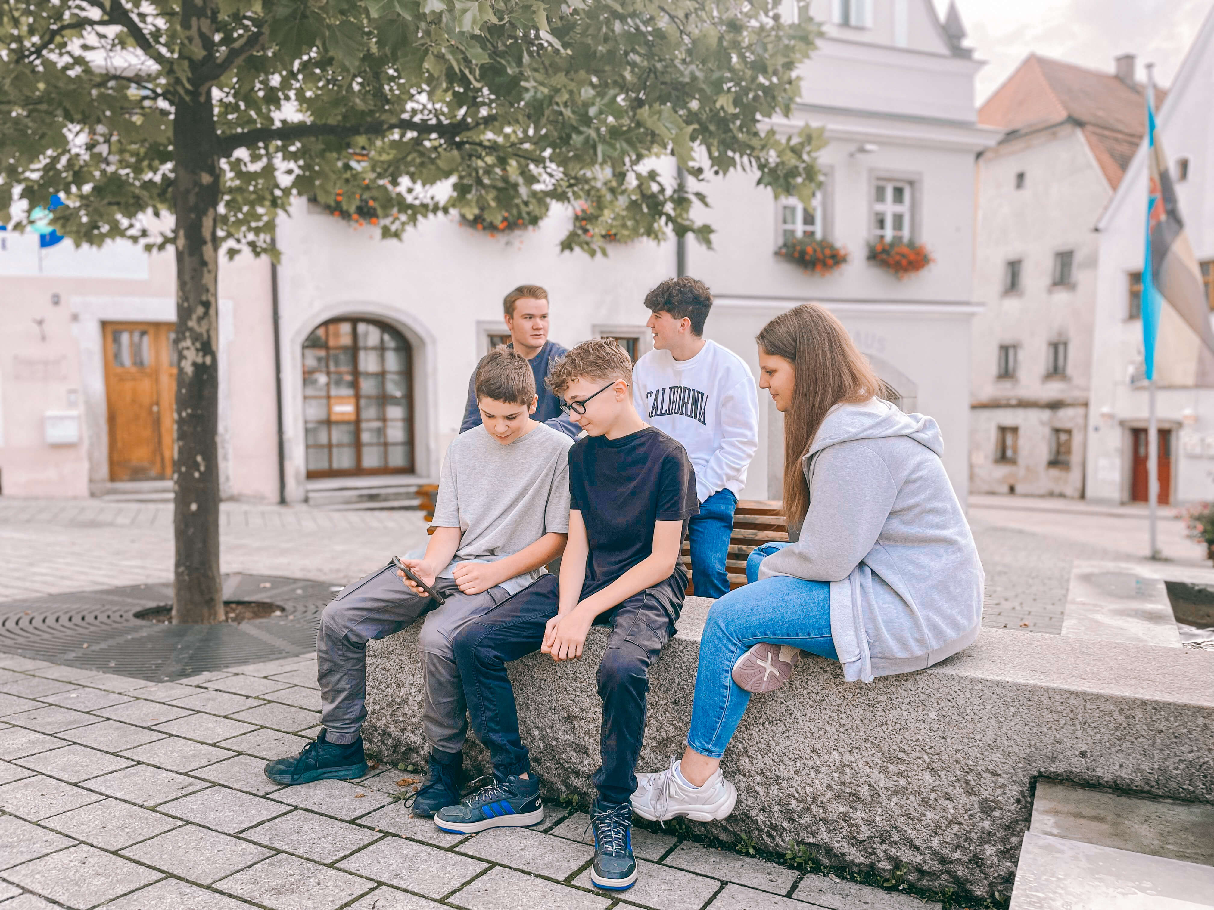 Jugendliche am Stadtplatz der Stadt Neustadt an der Waldnaab