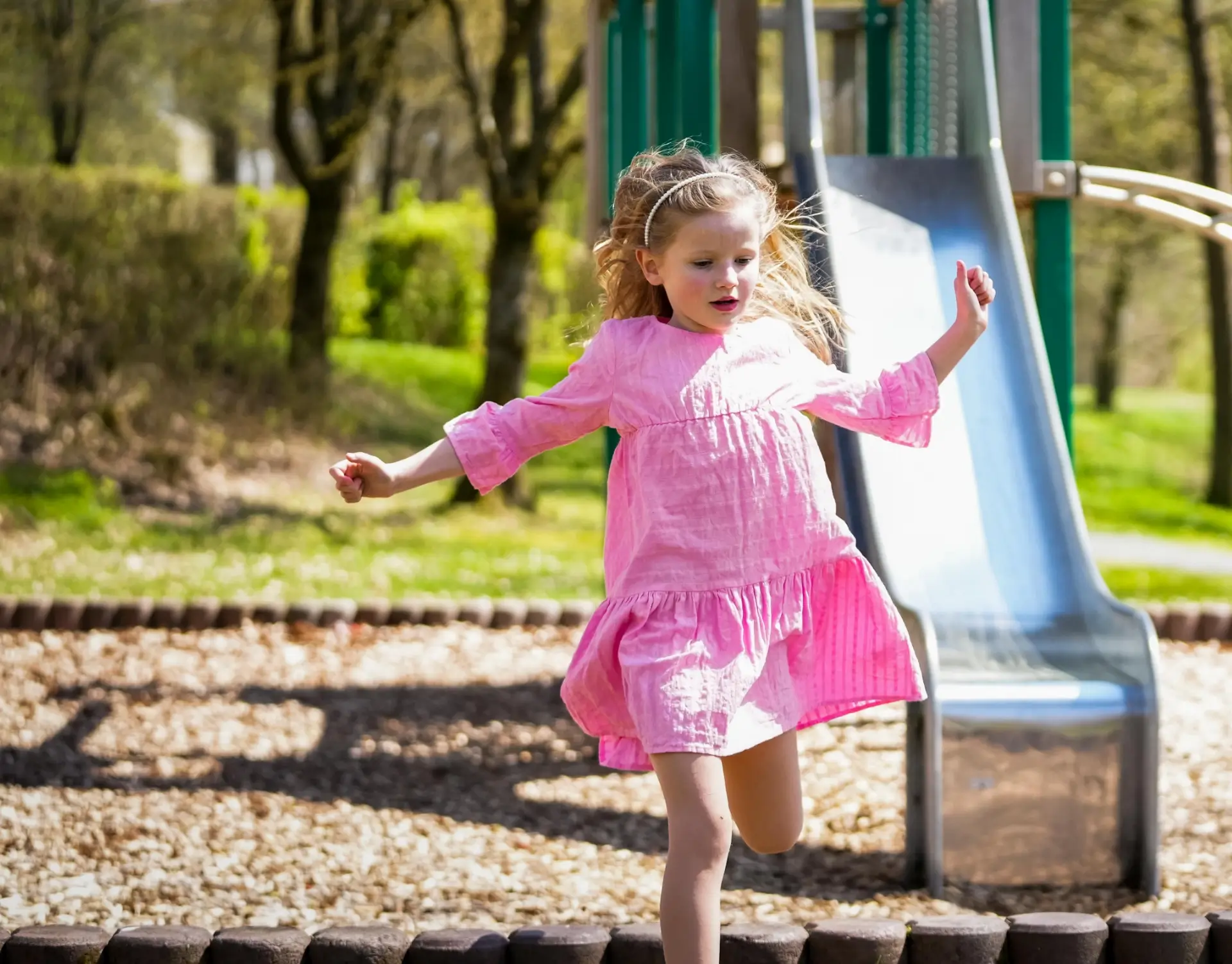 Kind spielend am Spielplatz