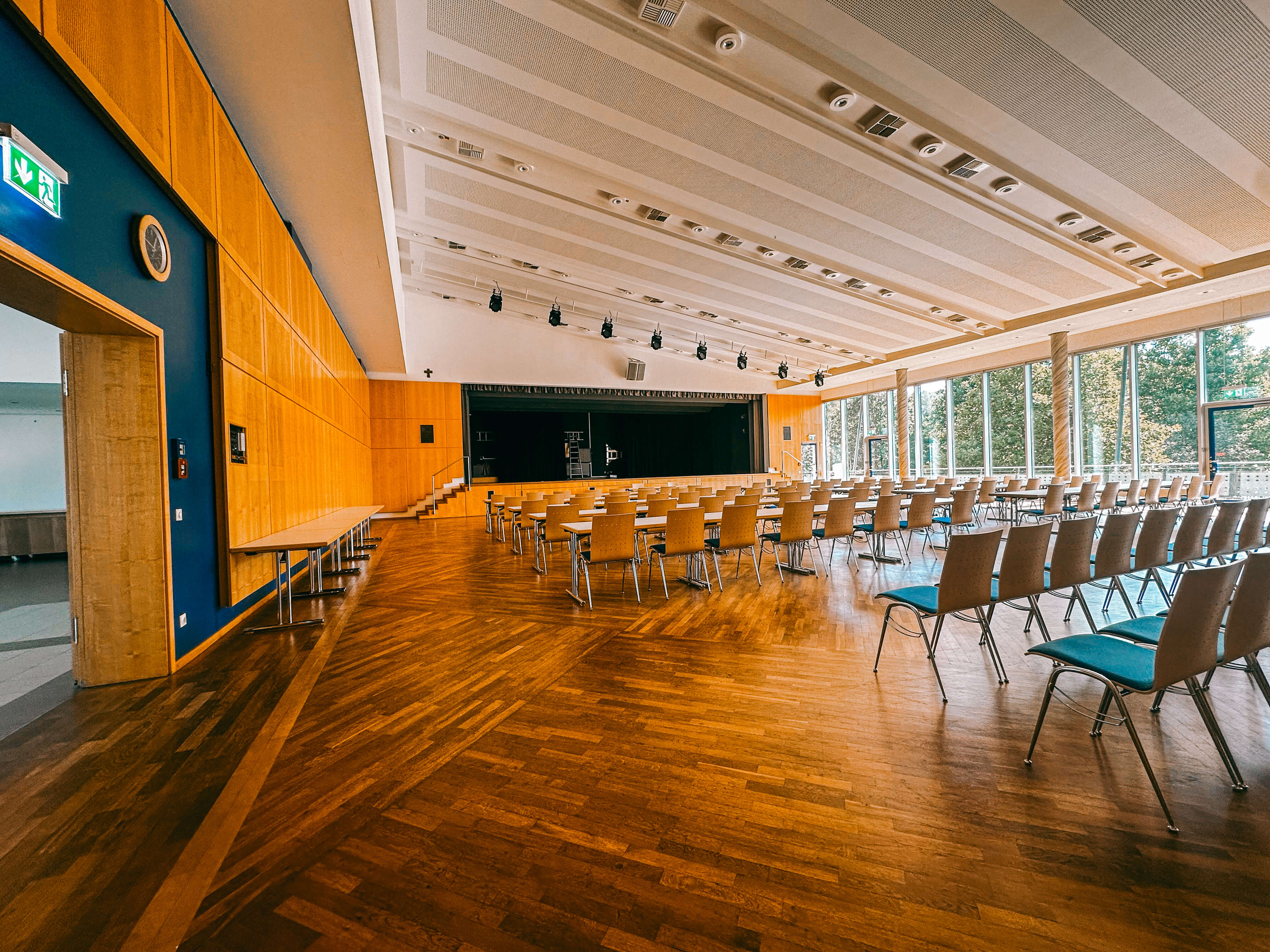 Stadthalle von Innen mit Sicht auf die Bühne und Fensterfront